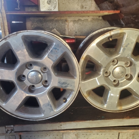 4 Factory Installed Rims-2006 Jeep Commander - Picture 5 of 6